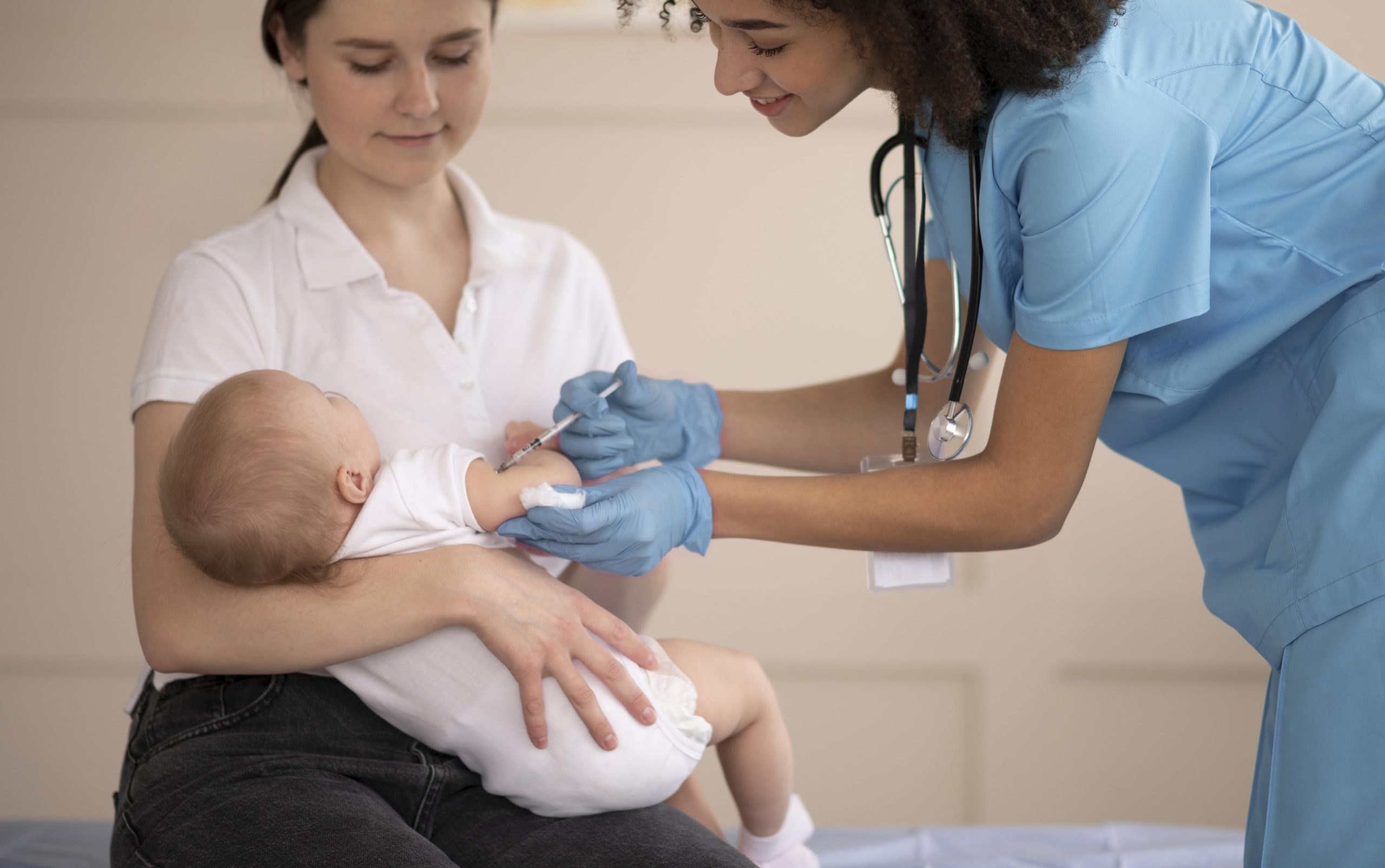 bebezinho na clinica de saude para vacinacao