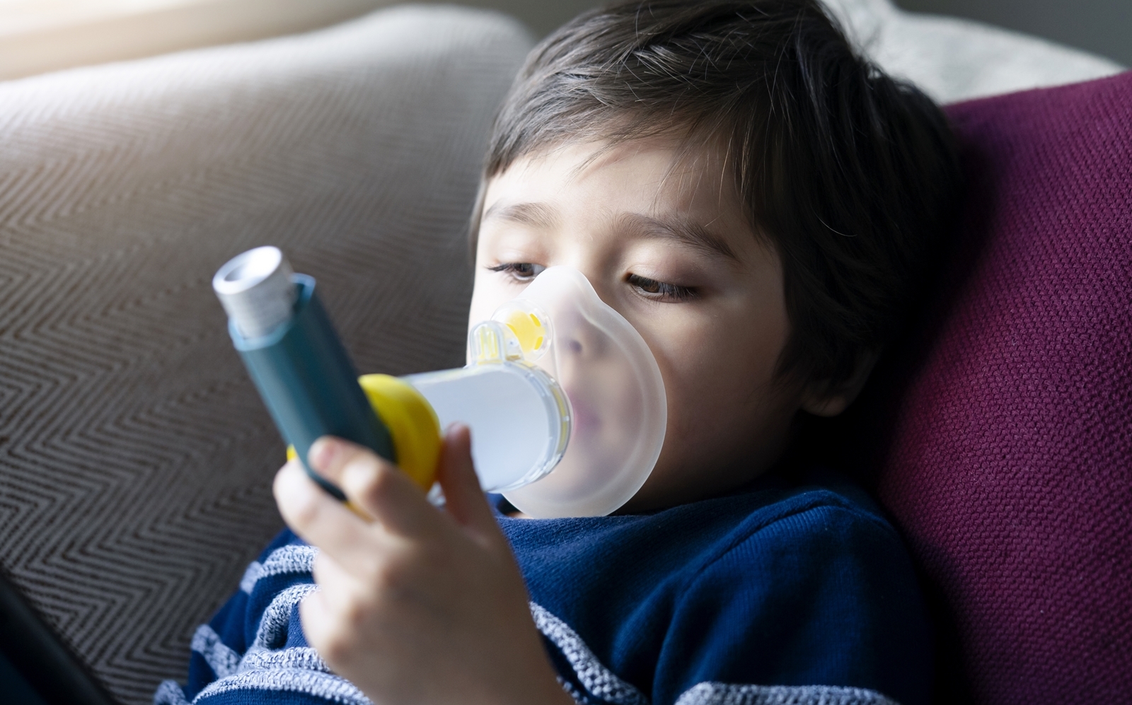 crianca com inalador mascara