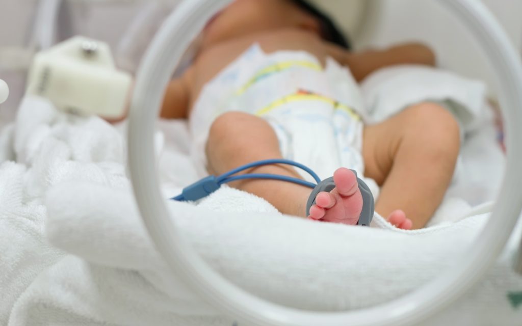 sono prematuro bebe dentro da incubadora